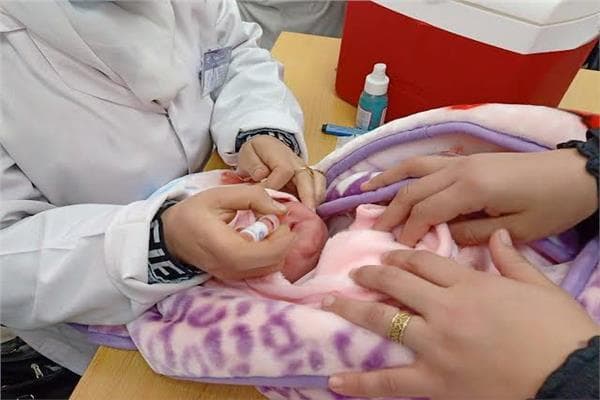 الحكومة تؤكد توفر تطعيمات الأطفال في وحدات الرعاية