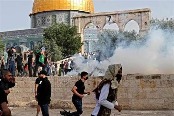 الاحتلال يتعرض للفلسطينيين في القدس
