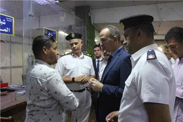 مدير أمن سوهاج يراقب منظومة الشباك الواحد