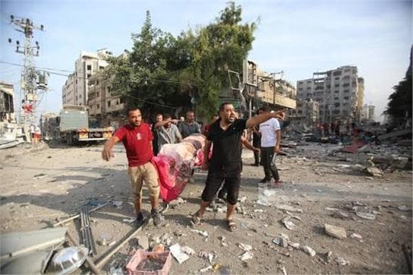 17 مصابا خلال هجوم مستوطنين على الزيتون