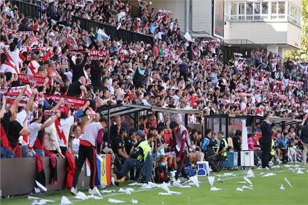 Unusual mass protest with kites in Spanish stadium