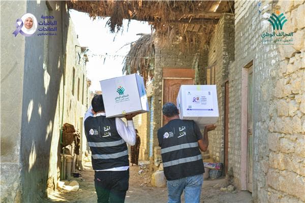 التحالف الوطني يوزع مستلزمات مدرسية وغذائية في الفيوم