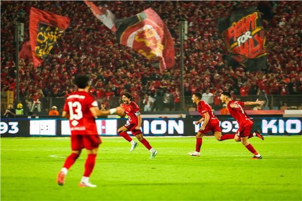 الأهلي يتصدر بعد فوزه على الزمالك