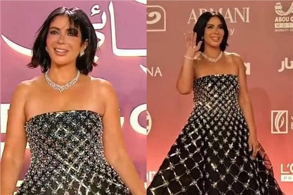منى زكي تبرز بالأسود في الجونة قبل تكريمها