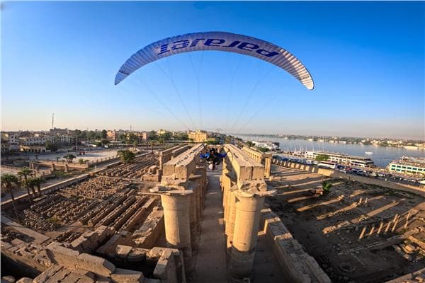 سماء الأقصر تتزين بعروض مظلات