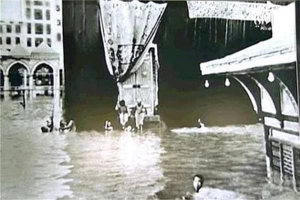 ثلاثة سباحين يطوفون حول الكعبة
