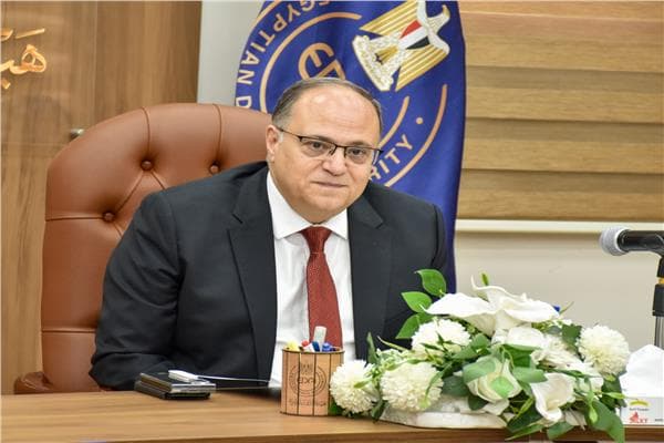 رئيس هيئة الدواء يناقش دعم صناعة الدواء
