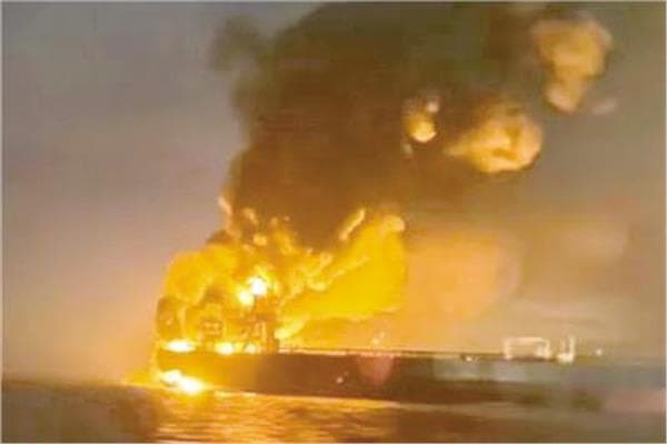 حريق في ناقلة نفط بعد تصادمها بلغم بحري جنوب مضيق هرمز