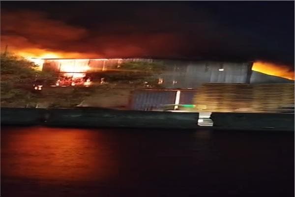 Fire trucks tackle blaze in Qalyubia workshop