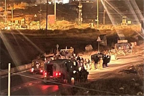 Occupation forces raid Al-Fawar and Hebron homes