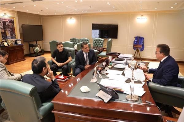 وزير الصحة يلتقي صحفي واقعة مستشفى 6 أكتوبر