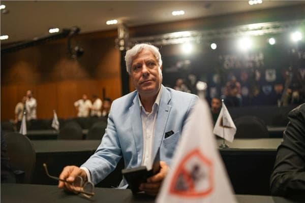 مدير الكرة بالزمالك يزور لاعب بترول أسيوط بعد عملية الكاحل