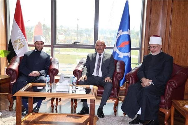 محافظ السويس يرحب بوزير الأوقاف والمفتي في احتفال بالعيد القومي