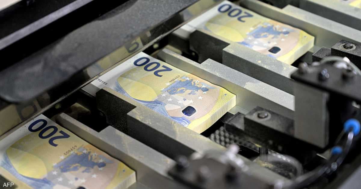 Euro reaches 17-month low