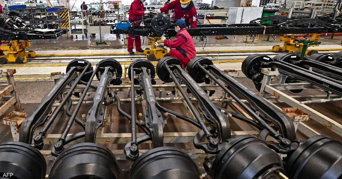 China manufacturing contraction slows