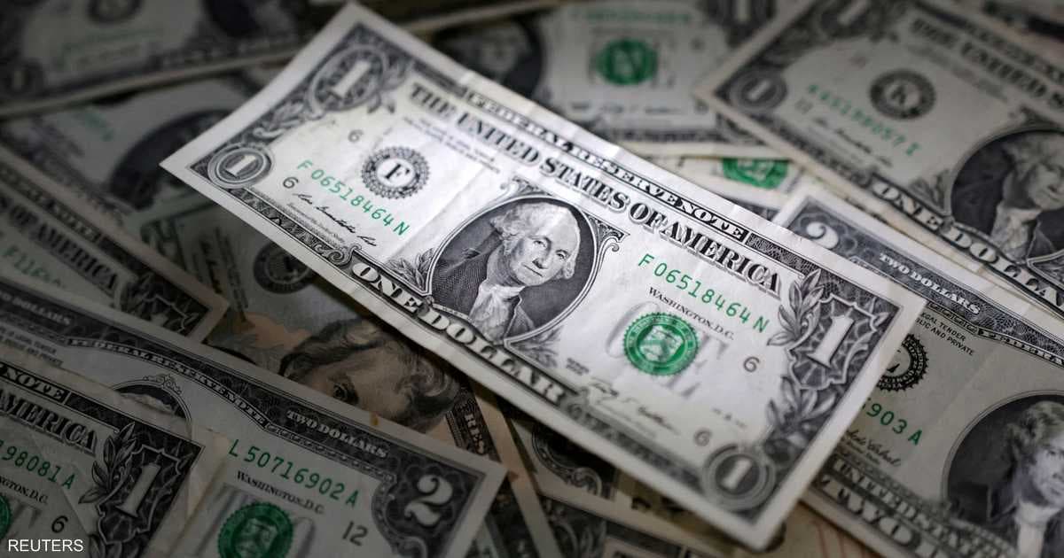 الدولار يقترب من أعلى أسبوعين بفضل نبرة الفيدرالي