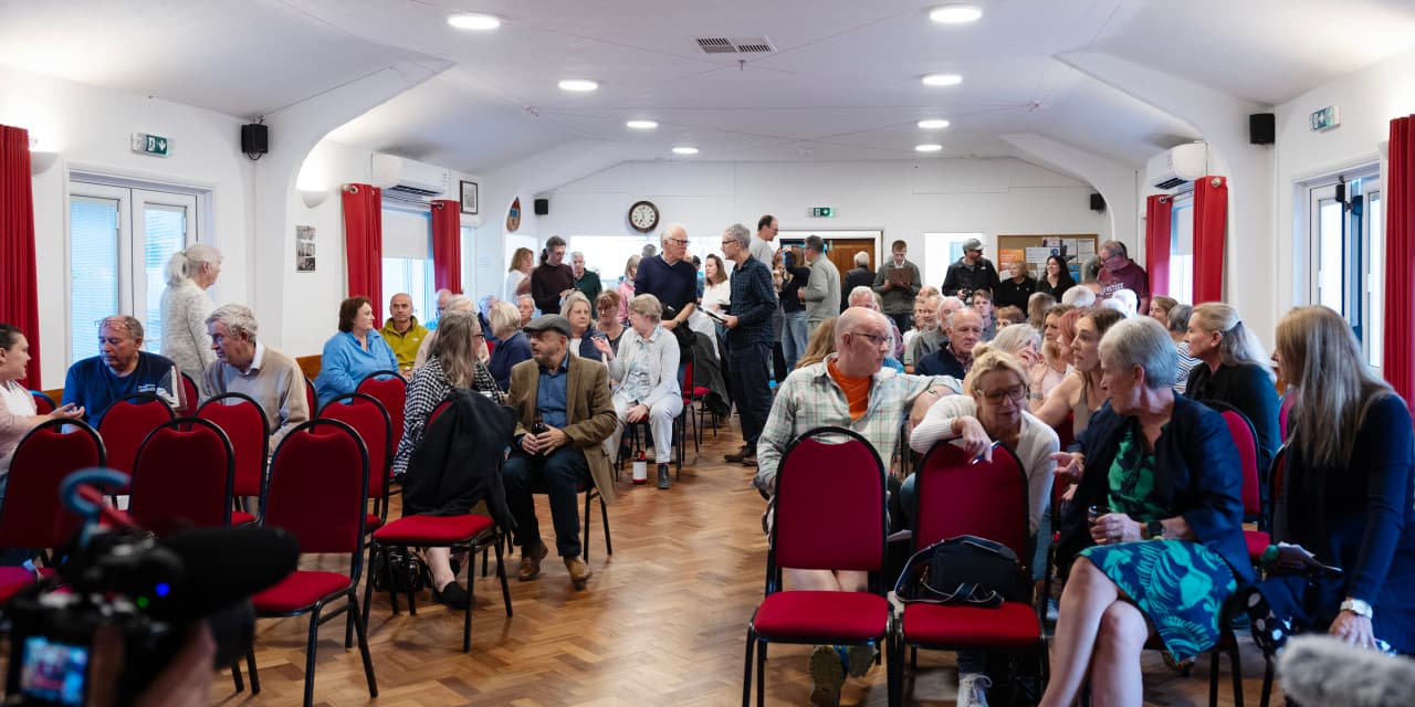 English Village Considers Leaving Over Asylum Camp