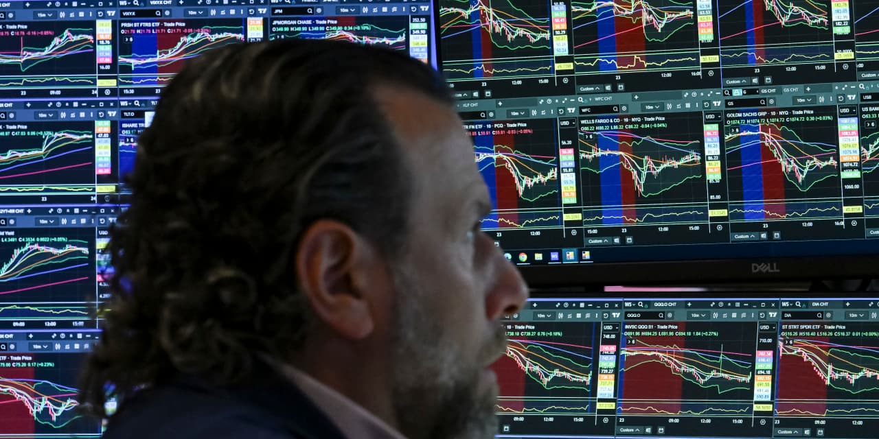 US stocks fluctuate on oil and AI signals