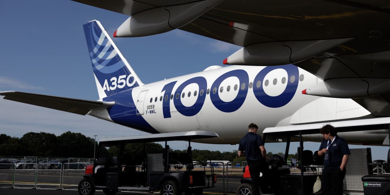 Airbus Challenges Boeing in Large Jet Race
