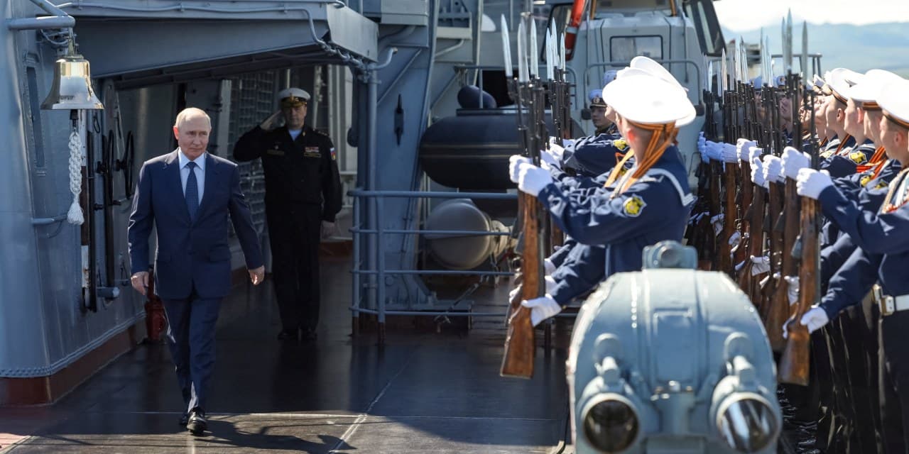 Putin Tours Kuril Islands Amid Japan Tensions
