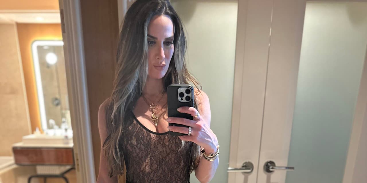 Naked Dressing Trends Cause Discomfort