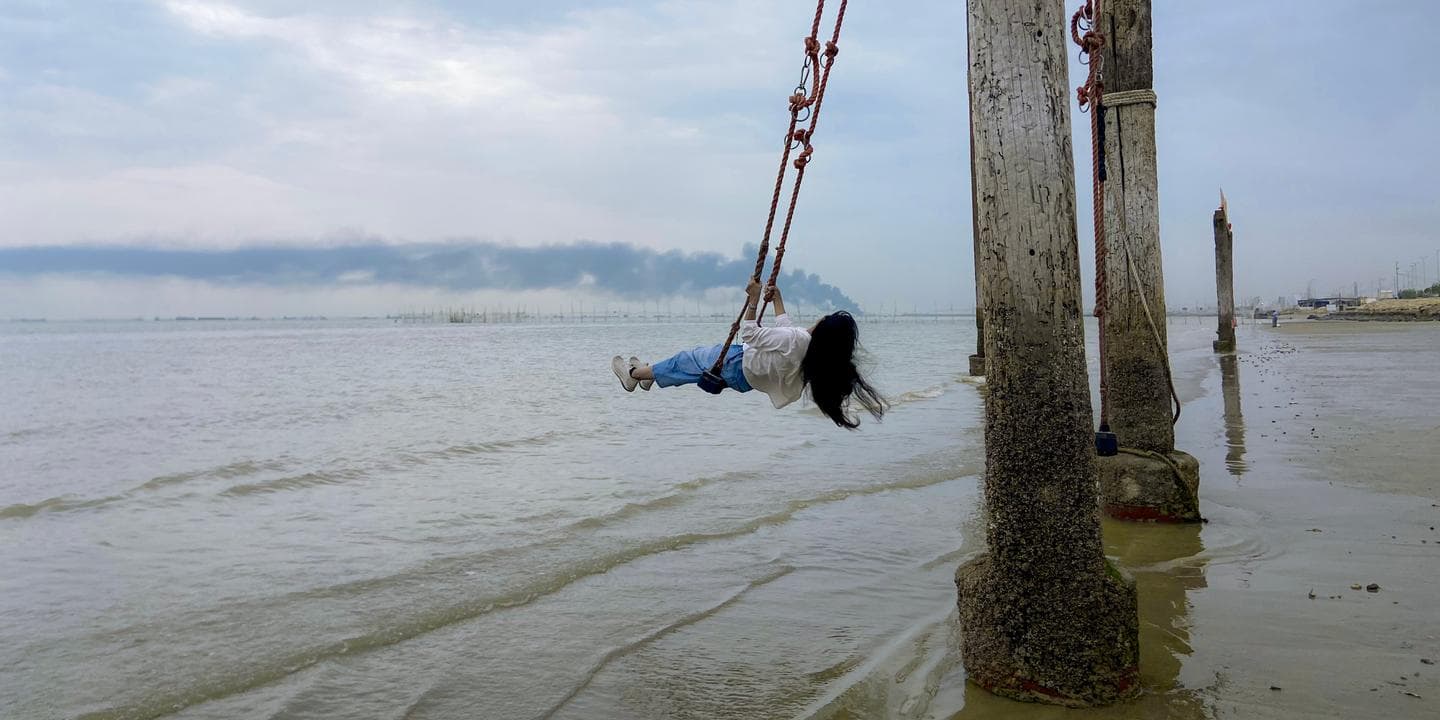 Iranian photographer depicts Strait of Hormuz violence