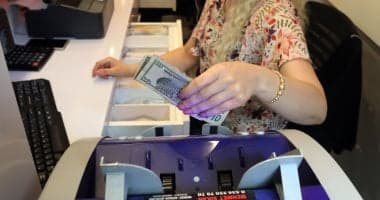 Dollar stays steady against pound