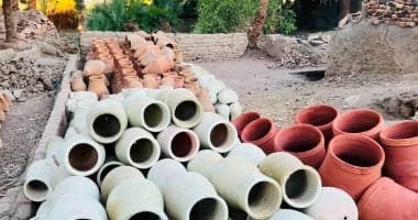 صناع الفخار في قنا يواصلون إرث الفراعنة كمصدر رزق وتعلم منذ الصغر