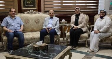 محافظ المنيا يناقش الخدمات الصحية مع نائب الوزير