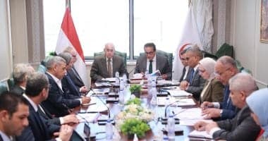 وزير الصحة يناقش مشروعات الوزارة مع جهاز الخدمة