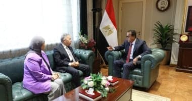 وزير الصحة يناقش تحسين بيئة عمل الأطباء والتمريض