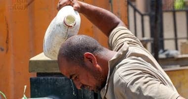طقس حار ورياح وأمواج عالية