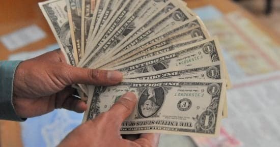 Public security seizes 10 million pounds in foreign currency trafficking