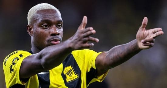 الاتحاد يتقدم على النصر 2-1 في الشوط الأول
