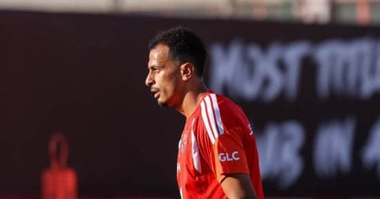 عمر الساعي يستمر في تشكيل الأهلي أمام القمة