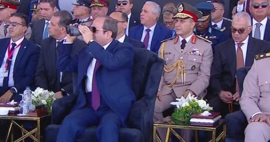 النجوم الفضية تفتتح المعرض الجوي في العلمين بحضور السيسي