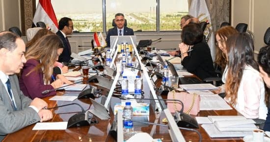 وزير التموين يناقش إنشاء مركز للحبوب