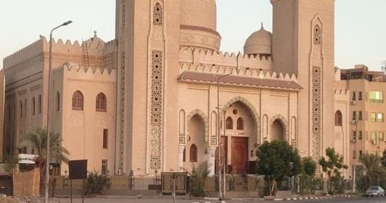 المسجد الجامع بأسوان يعكس عمارة إسلامية روحية