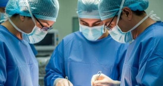 علمية ما سر ارتداء الجراحين الأزرق والأخضر