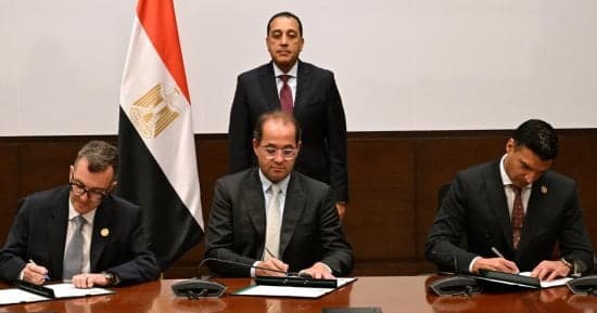 مدبولي يوقع اتفاقية تسوية مديونية بنك الاستثمار