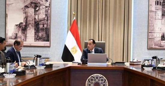 رئيس الوزراء يتابع توزيع الأسمدة الزراعية