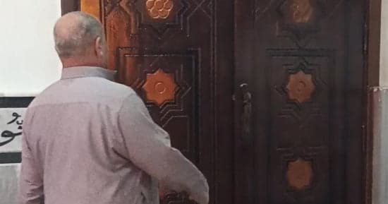 داخل مقبرة العالم أحمد عمر هاشم