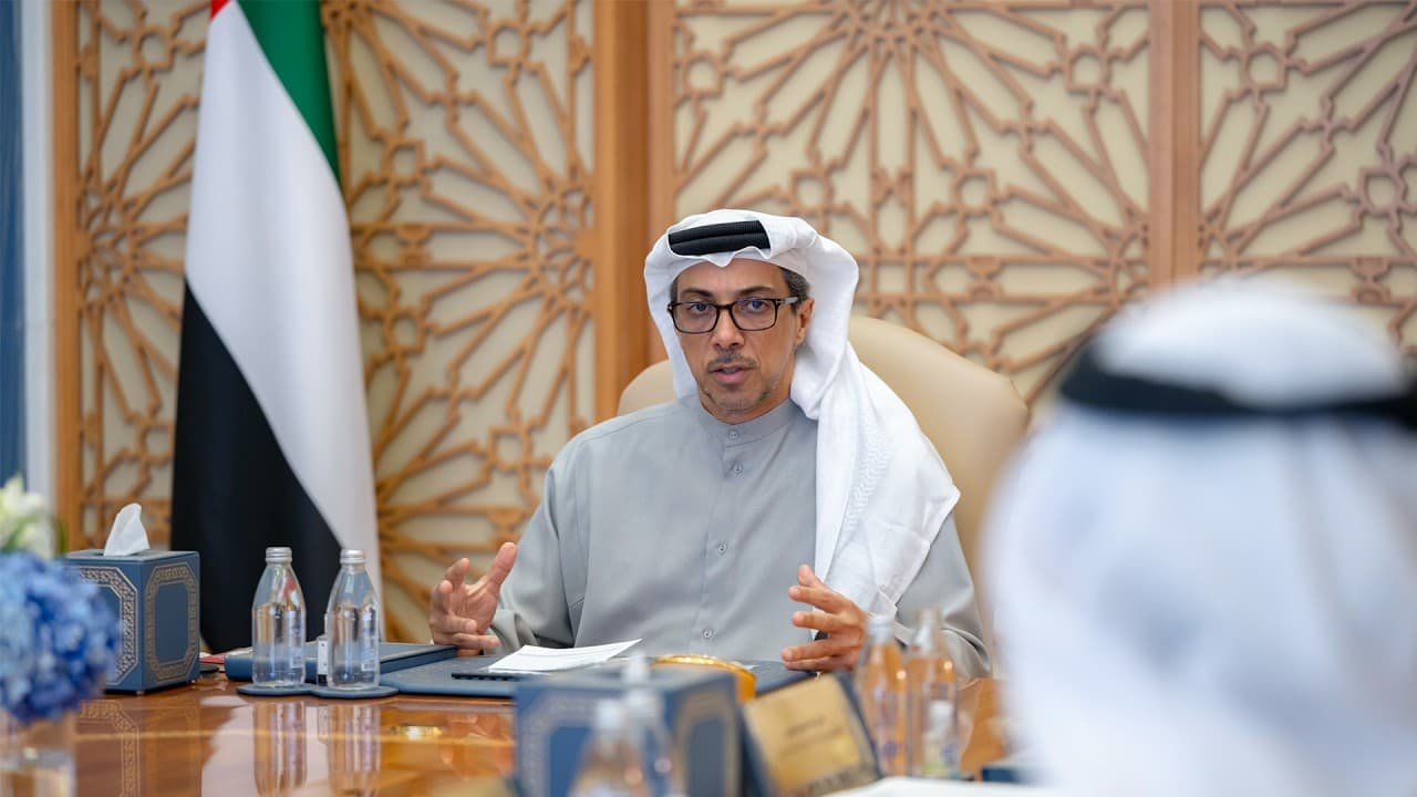 Manzor bin Zayed reviews financial system readiness and approves an artificial intelligence development plan