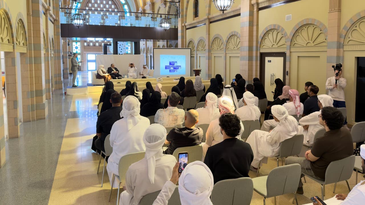 متاحف الشارقة تدعم السامعين بجولات وندوات