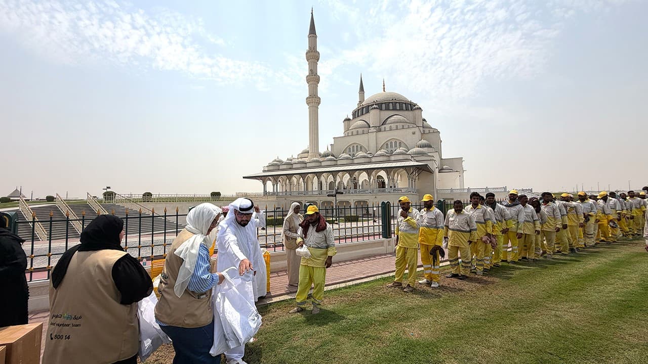 Al Khairiya Sharjah hands out 2,600 backpacks for summer heat protection