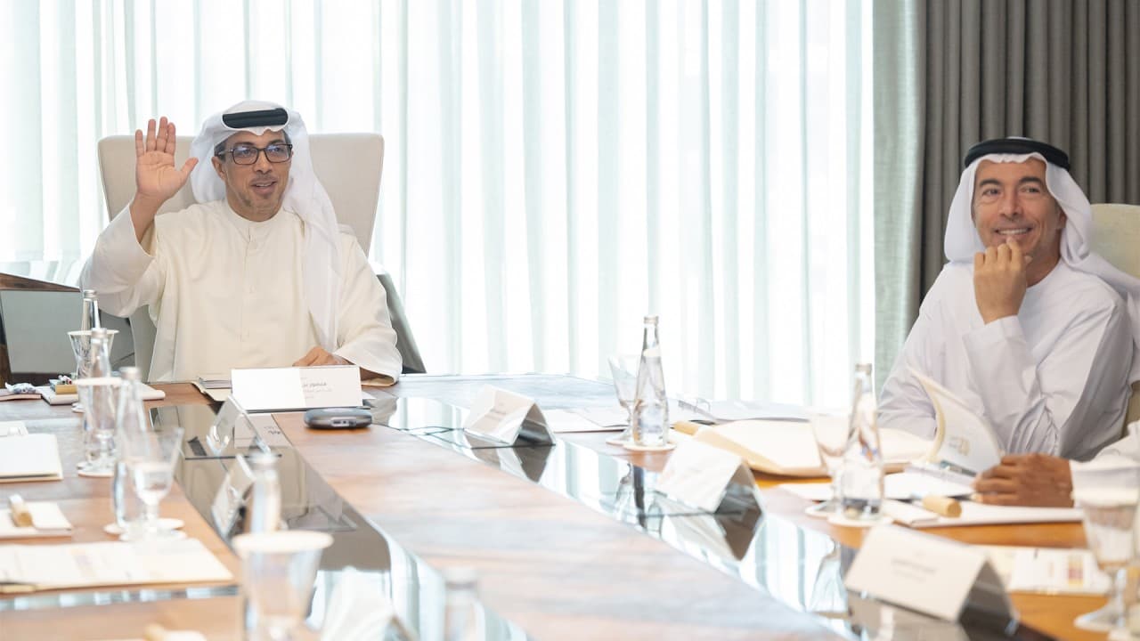 منصور بن زايد يقود اجتماع مجلس إدارة جهاز الإمارات للاستثمار