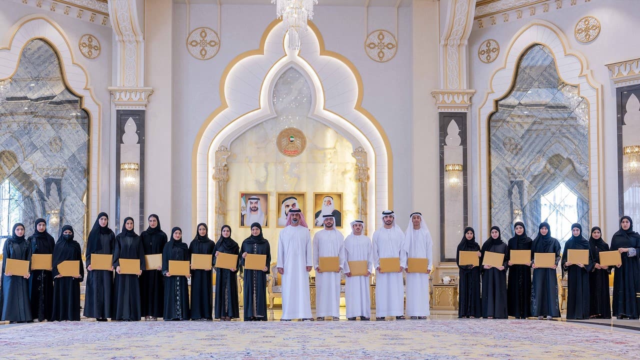 Amar bin Humaid Welcomes Top 高中毕业生 in Ajman