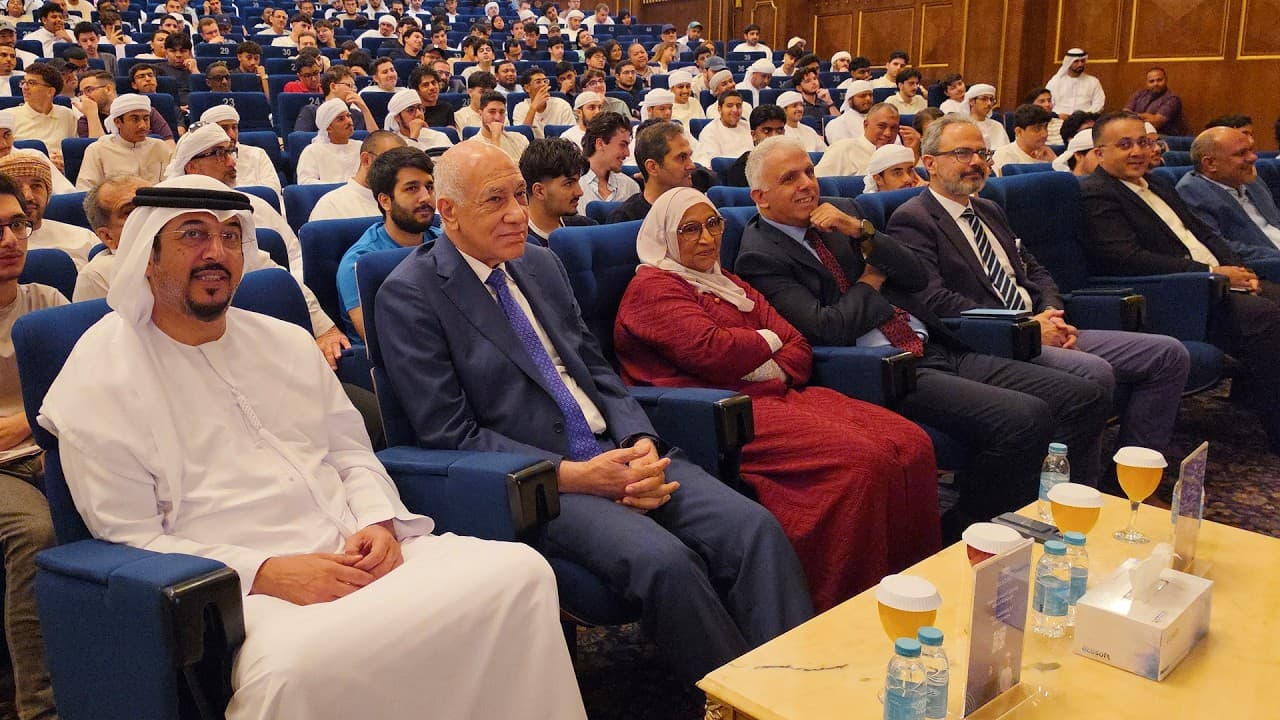 مدير جامعة الشارقة يطلق الأسبوع الإرشادي للطلبة الجدد