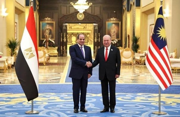 ملكي ماليزيا يمنح السيسي أعلى وسام