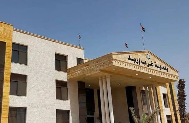 بلدية غرب إربد تنتهي من تركيب أنظمة طاقة شمسية